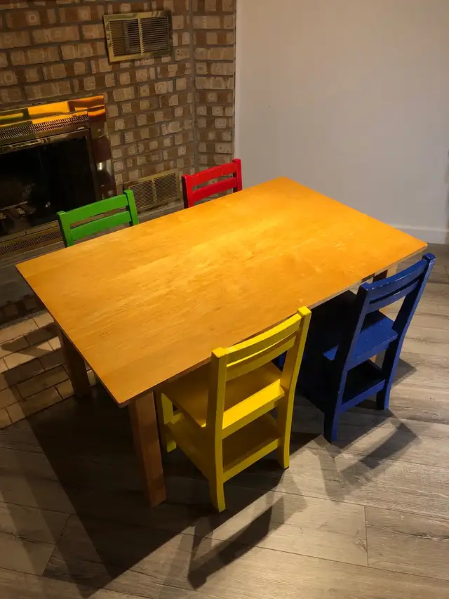 Table et 4 chaises pour enfants in Multi-item in City of Montréal - Image 2