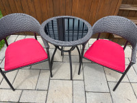 Bistro table et deux chaises/ coussins rouges inclus 