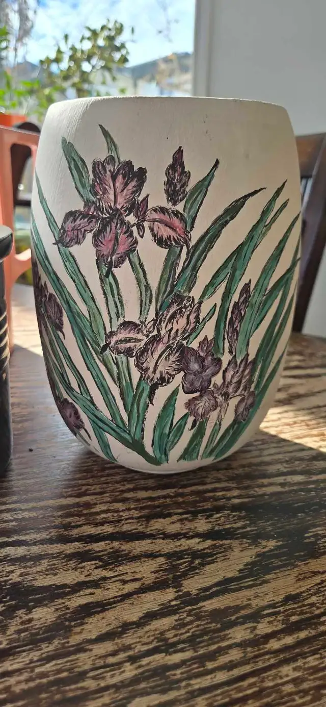 ONE OF A KIND HAND VASE BY E.E. CERAMICS CAMROSE ALBERTA in Arts & Collectibles in St. Albert - Image 3