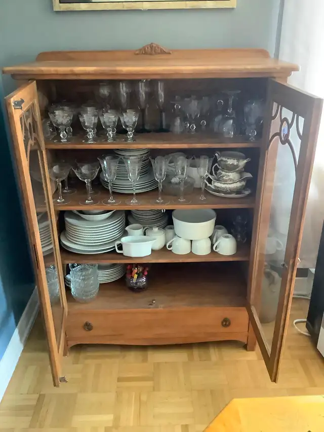 Vaisselier en érable vintage 75ans + in Hutches & Display Cabinets in Longueuil / South Shore - Image 4