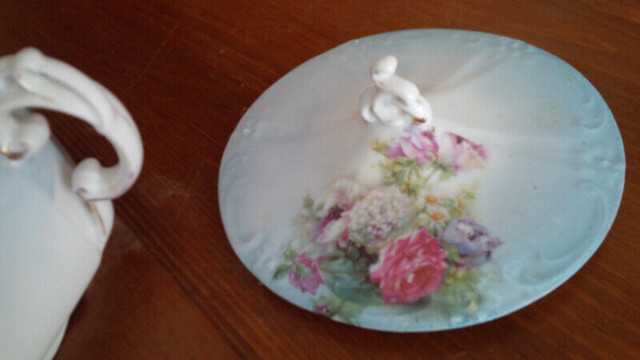 Beautiful Vintage Victorian Covered Compote Dish with Handles in Arts & Collectibles in Stratford - Image 3