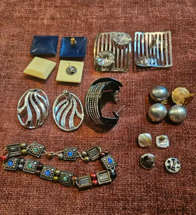 GORGEOUS LOT OF EIGHT PAIR OF VINTAGE (1950 - 1975) EARRINGS AND ONE NICE BRACELET. GOOD CONDITION.