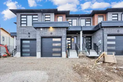 3 Bed and 3 Bath townhome available for rent in highly desired community. Offers a large Master bedr...