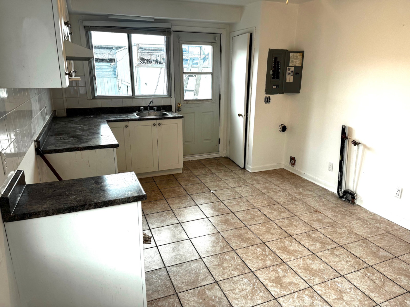 TRES GRAND 4 et demi a louer a Laval - 440/des laurentides — photo 1