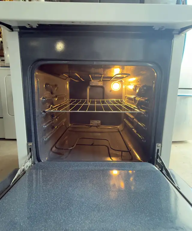 24” FRIGIDAIRE COIL TOP ELECTRIC STOVE APARTMENT SIZE  in Stoves, Ovens & Ranges in City of Toronto - Image 3