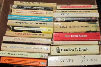 Bag of old paperback novels Sac de vieux romans de poche, View more