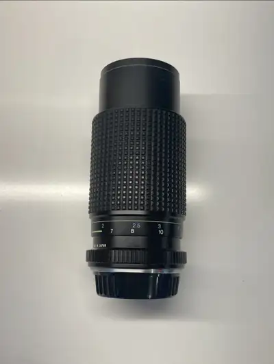 Vintage Tokina 80-200mm f/4.0 zoom lens. Made in Japan. Shows some wear. No scratch’s on lens