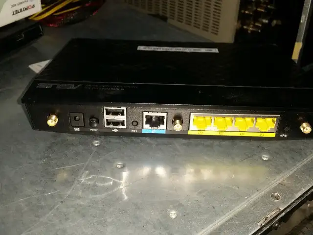 ASUS RT-n66u double 450 Mbps 4-port wireless dual band wifi N ro in Other in City of Montréal - Image 3