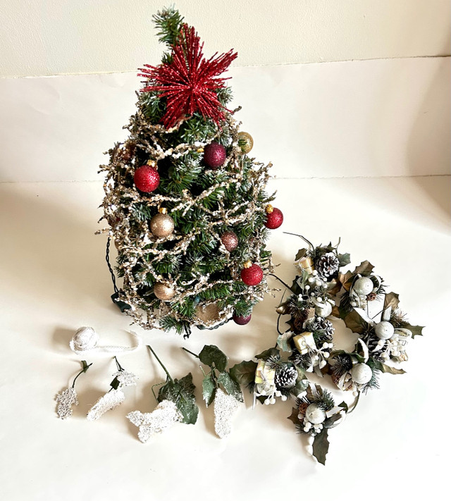Petit sapin de Noël (20 pouces) et deux ensembles de décorations dans Décoration intérieure et accessoires  à Longueuil/Rive Sud - Image 2