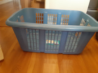Rubbermaid 50 L laundry basket