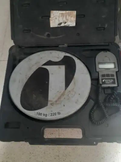 This Inficon Wey-TEK refrigerant charging scale features a 100 kg/220 lb capacity and comes in a pro...