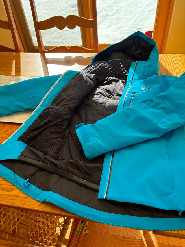 Manteau de ski Helly Hansen in Women's - Tops & Outerwear in City of Montréal - Image 6