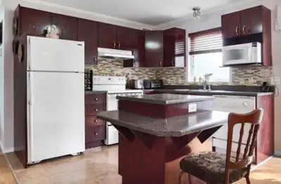 Armoires de cuisine en bon état à vendre 700$, View more