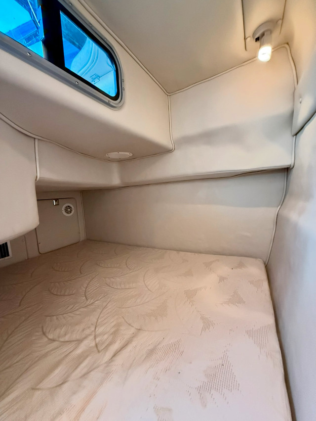 2005 Chaparral Signature 260 Cruiser in Powerboats & Motorboats in Hamilton - Image 4