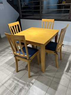 Table de cuisine / Kitchen table, View more