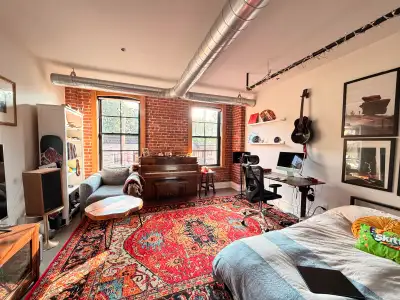 À louer – Studio meublé au cœur du Village | Disponible dès le 5 octobre | 2100 $/mois / Bail jusqu'...