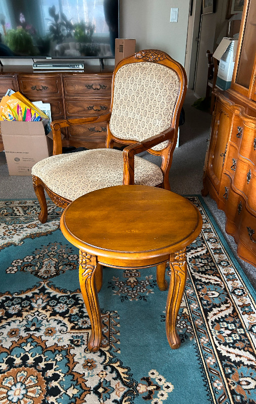 Conversation set 2 chairs and 1 table in Dining Tables & Sets in Vernon - Image 2