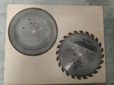 Lame au carbure 8 po Craftsman 24 dents 10 $ Lame en métal 8 po 200 dents 10 $