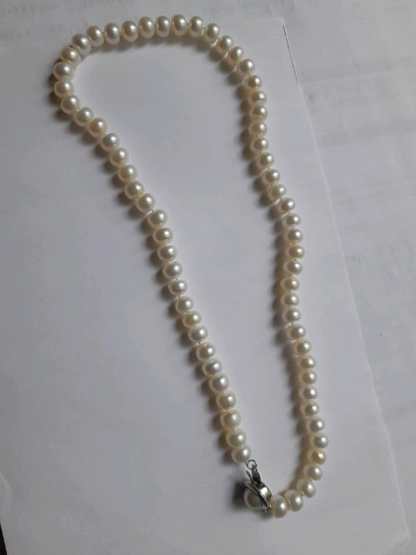 Collier blanc, perles de culture. Originale White necklace dans Bijoux et montres  à Ville de Montréal