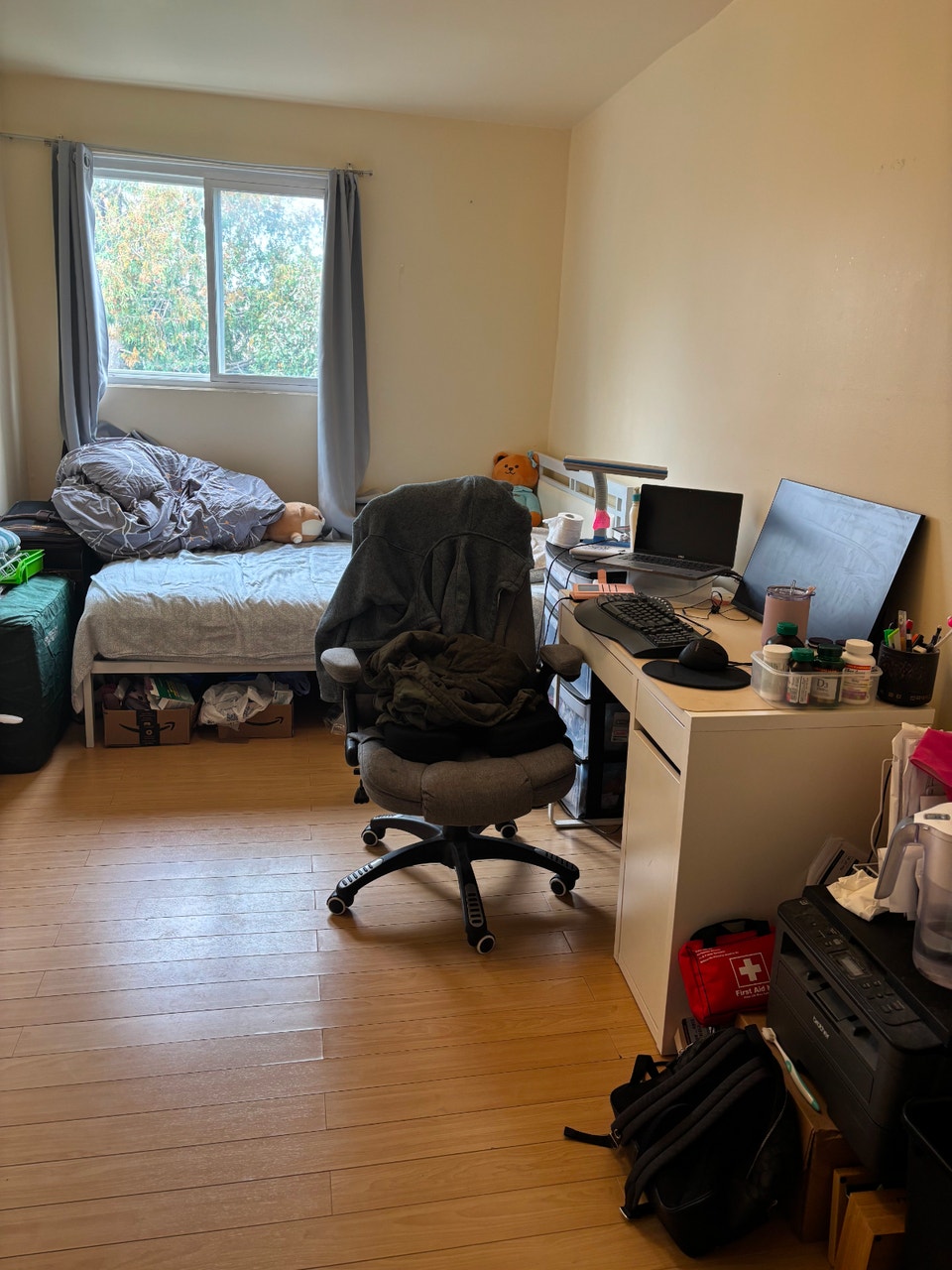one big bedroom with a parking 5
