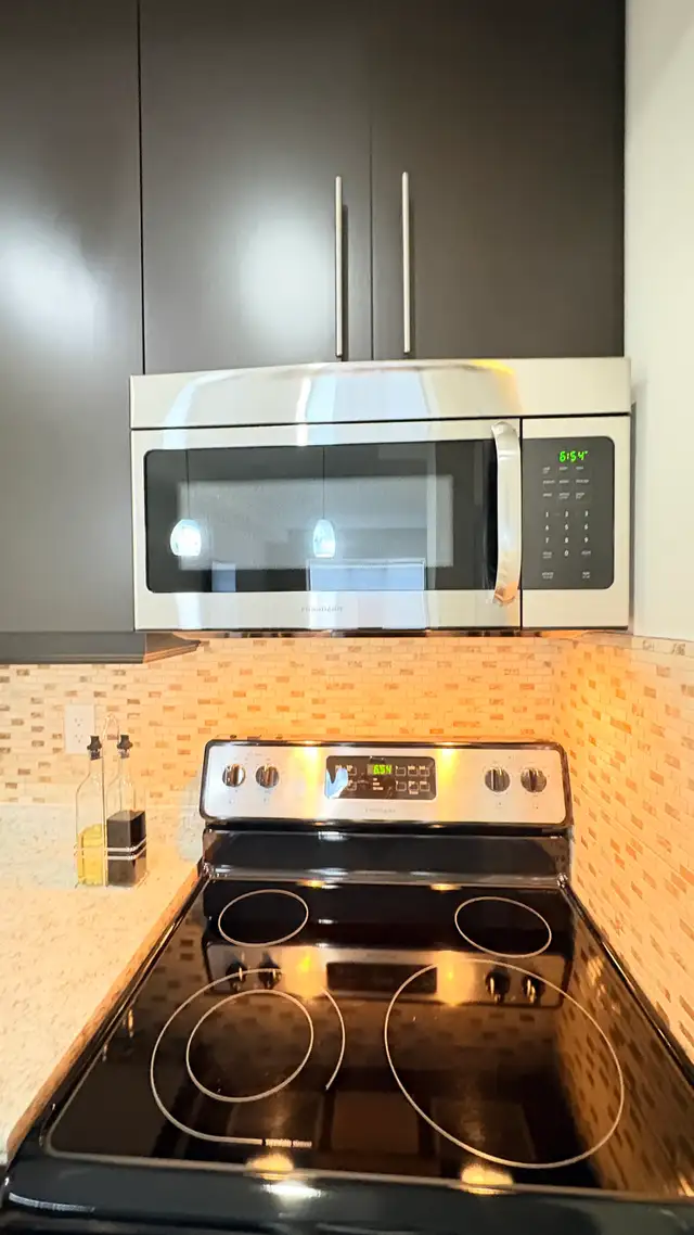 Sleek Frigidaire Stainless Steel Kitchen Set - Range & Microwave in Stoves, Ovens & Ranges in Hamilton - Image 3