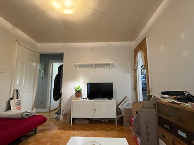 Bel appartement lumineux situé au 2e étage avec une chambre fermée, situé dans un secteur paisible e...