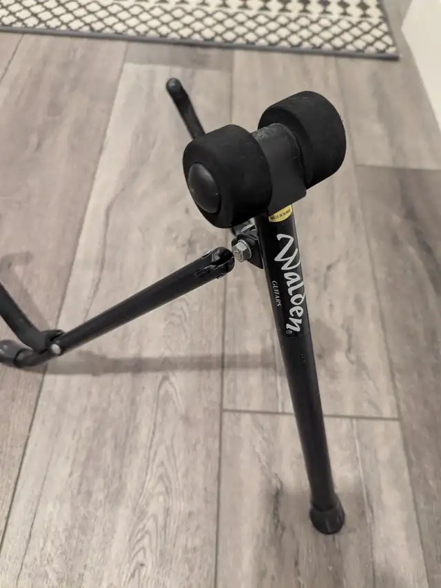 Oscar Schmidt Washburn Shadow Body Electric Guitar  & Stand in Guitars in Kitchener / Waterloo - Image 9