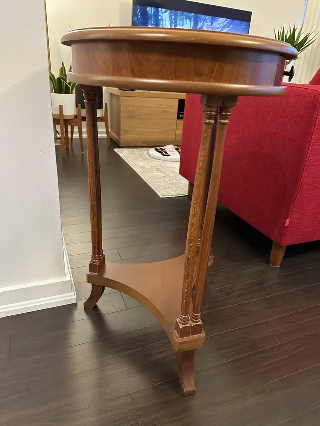Round antique wood console table in Other Tables in City of Toronto - Image 5