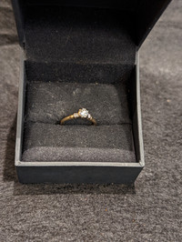 Women's 14K Gold 1/4 carat diamond Ring~Size 5