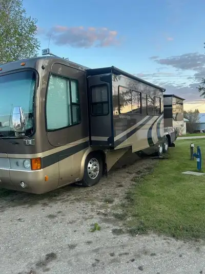 2002 monaco signature series 95,000 OBO -45,775 miles -new rv batteries -3 slides/sleeps 6 -new dies...