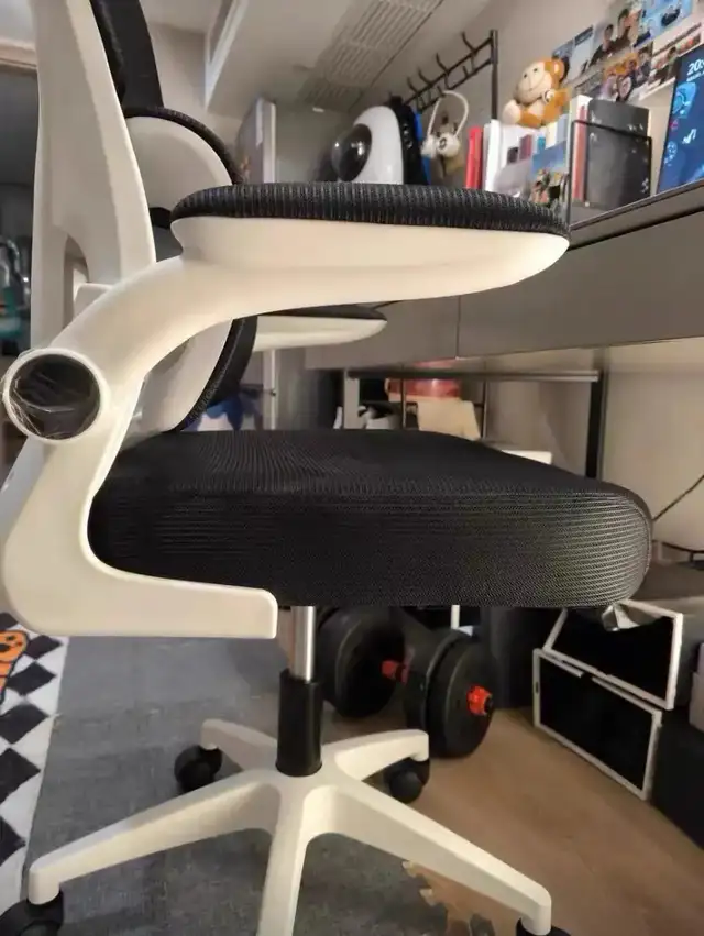 NEW Ergonomic Mesh Office Chair with Headrest & Flip-Up Arm in Chairs & Recliners in Markham / York Region - Image 9