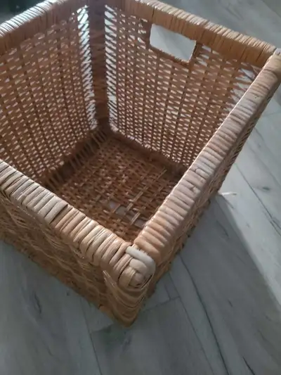 ** attention : un peu habimé d ou le prix ** Voici un panier en osier carré parfait pour l'organisat...