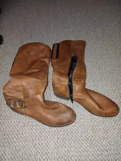 Shoe closet clearout! Womens'name brand footwear size 9.5 or 41. $20 per pair. In excellent like new...