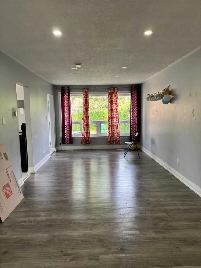 3 BHK Bungalow   1.5 Washroom  seperate laundry in Brampton