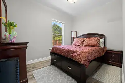 I am offering a fully furnished room, ideally located just minutes away from both Wilfrid Laurier Un...