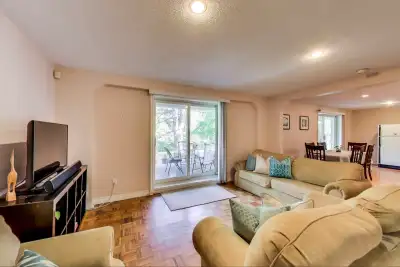 AVAILABLE IMMEDIATELY 2 great value private furnished rooms in quiet residential neighboods - One ro...