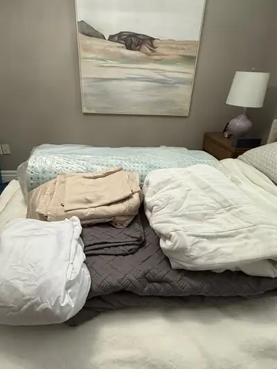 Dal University residence bedding ensemble, View more