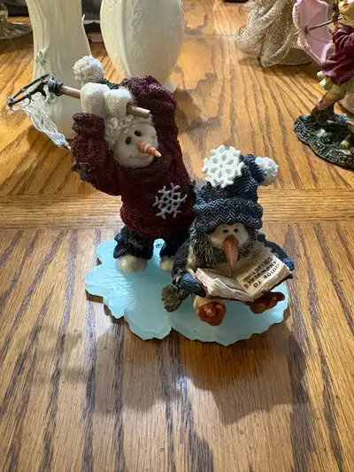 This adorable Boyds Bears & Friends figurine from The Wee Folkstone Collection features a charming s...