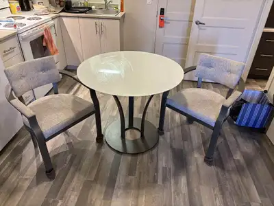 Table de verre 36po et 2 chaises, View more