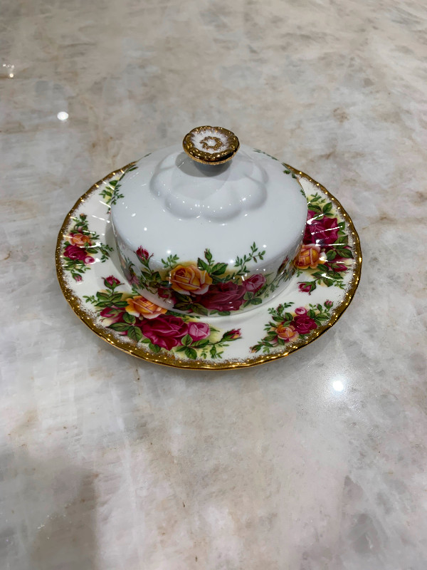 Old country roses covered butter dish. in Arts & Collectibles in Markham / York Region