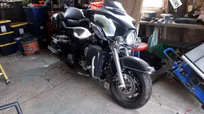 2005 H/D Ultra. Approx.24,000 km's. Custom wheels, discs and sprocket, Vance and Hines black Monster...