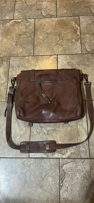 Very good condition with a few scuffs and minor wear Designed and handcrafted in Canada in our facto...