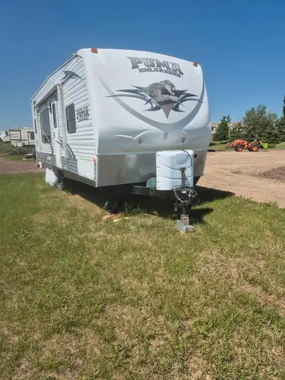 2011 puma 27 foot toy hauler, new 10 ply tire, custom built fenders, sleeps 8 everything works in ex...