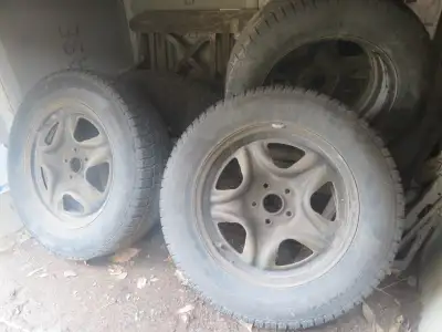 Pneus d'hiver Pirelli (Ice Control) (225/65 R17) avec jantes pour Rav4 ou autres VUS. Jantes en bon...
