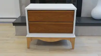 Belle table de nuit vintage, avec piétement en érable et tiroirs en noyer. Meuble québécois fabriqué...