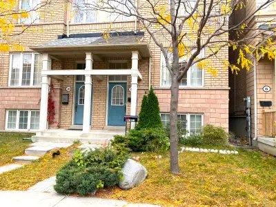 York University big room. Located on the main floor, infront of the house with large windows. Privat...