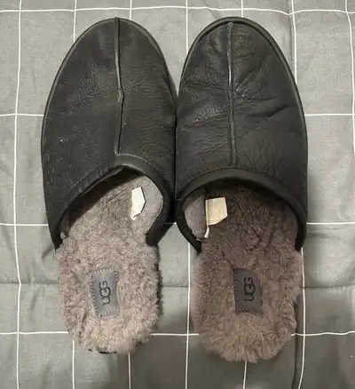 UGG MEN’S SLIPPERS (Size 12), Voir plus