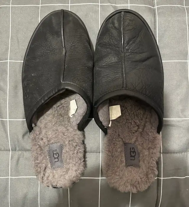 UGG MEN’S SLIPPERS (Size 12) in Men's Shoes in City of Montréal - Image 2