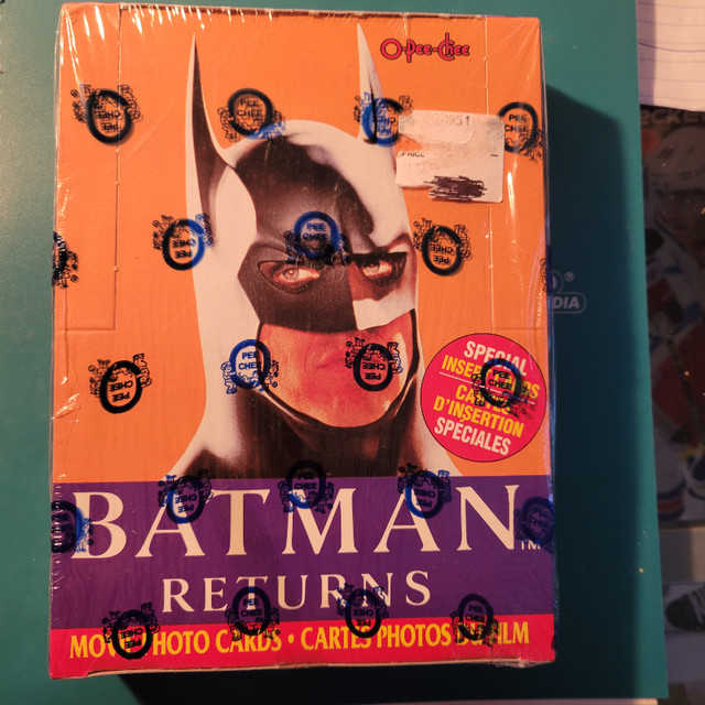 1992 O-PEE-CHEE BATMAN RETURNS Boite Scellée. dans Art et objets de collection  à Ville de Québec