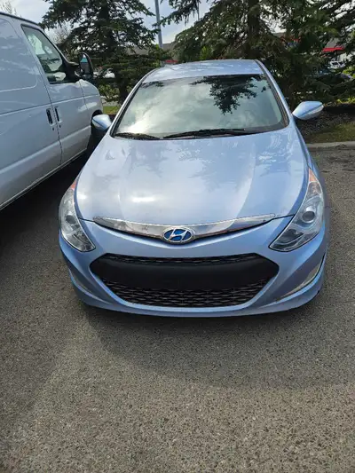 This pre-owned Hyundai Sonata Hybrid features a sleek, aerodynamic design and impressive fuel effici...